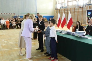 Dzieci odbierają nagrody