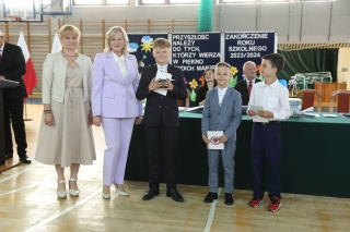 Dzieci odbierają nagrody