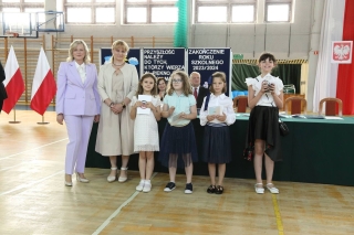 Dzieci odbierają nagrody