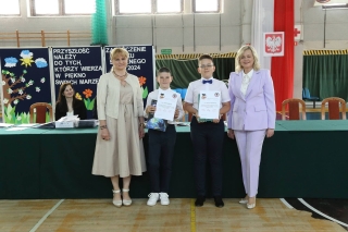 Dzieci odbierają nagrody