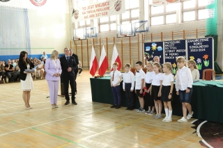 Dzieci odbierają nagrody