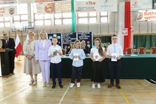 Dzieci odbierają nagrody