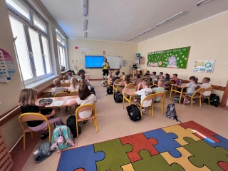 Dzieci ze strażnikiem miejskim 