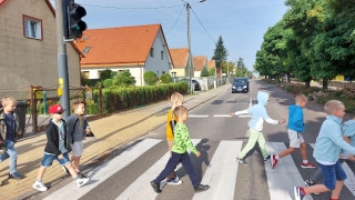 Dzieci ze strażnikiem miejskim 