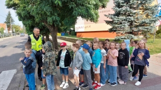 Dzieci ze strażnikiem miejskim 