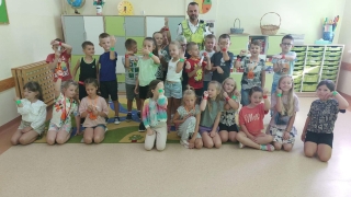 Dzieci ze strażnikiem miejskim 