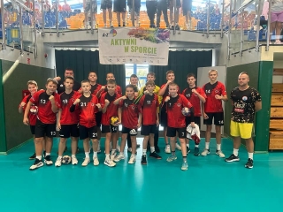 chłopcy 7b z trenerem