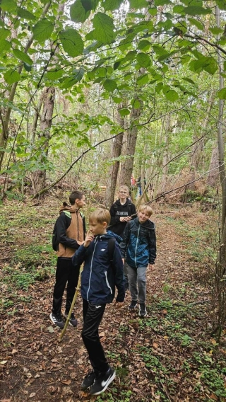podczas marszu w lesie