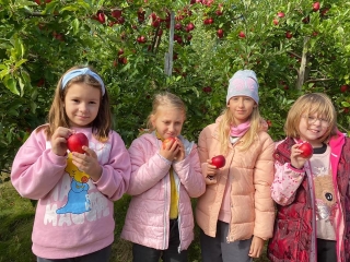dzieci z jabłkami