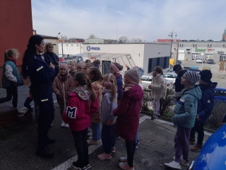 Uczniowie kl.1a przed budynkiem Policji