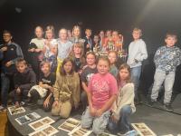 Klasa 4b na przedstawieniu pt. ,,Opowieści Małej Lupitiny Gonzalez”