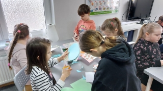 uczniowie 2a warsztatach świątecznych