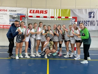 dziewczęta z 7a i 7b z trenerem