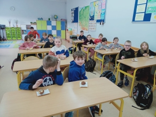 uczniowie kl.2b w ławkach