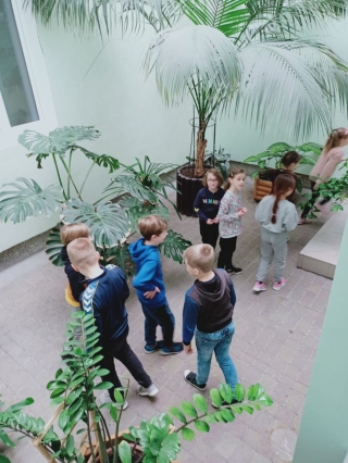 uczniowie poszukują jajka