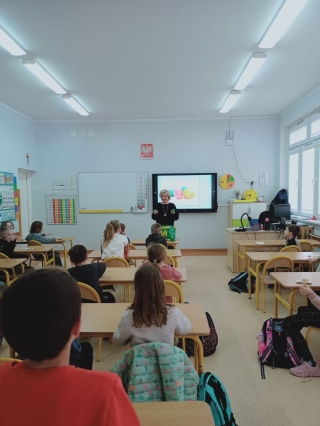 wychowawczyni 2b omawia tradycje świąt wielkanocnych