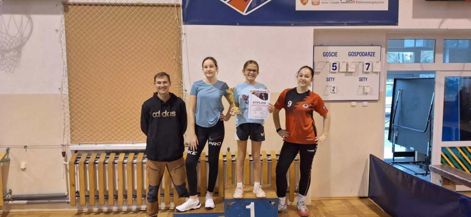 na podium