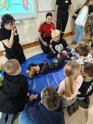 Dzieci uczą się pierwszej pomocy