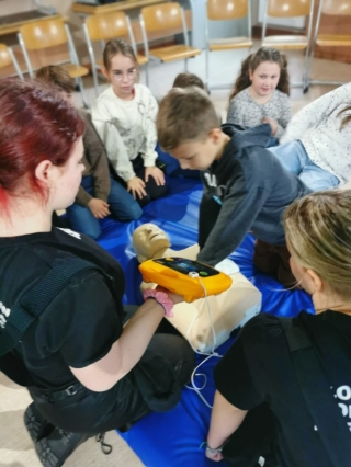 Dzieci uczą się pierwszej pomocy