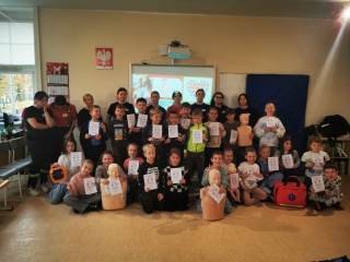 Dzieci uczą się pierwszej pomocy