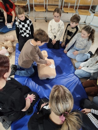 Dzieci uczą się pierwszej pomocy