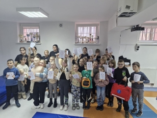 Dzieci na zajęciach z pierwszej pomocy