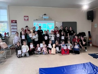 Dzieci na zajęciach z pierwszej pomocy