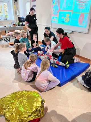 Dzieci na zajęciach z pierwszej pomocy