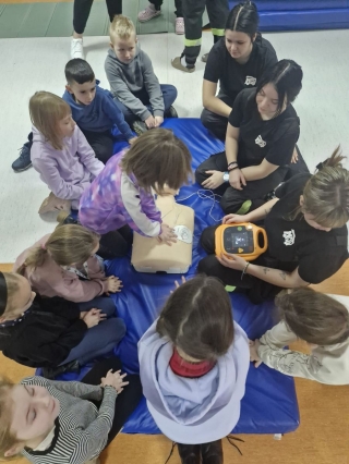 Dzieci na zajęciach z pierwszej pomocy