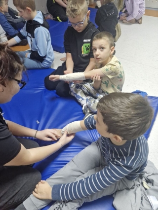 Dzieci na zajęciach z pierwszej pomocy