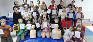 Dzieci na zajęciach z pierwszej pomocy