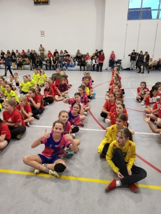  
2a
 drużyny na płycie boiska
