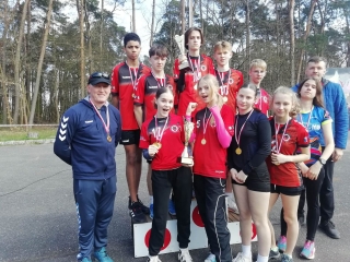 zawodnicy biegów przełajowych i trenerzy