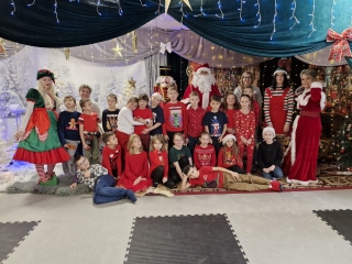 Dzieci z Mikołajem 