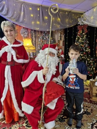 Dzieci z Mikołajem 