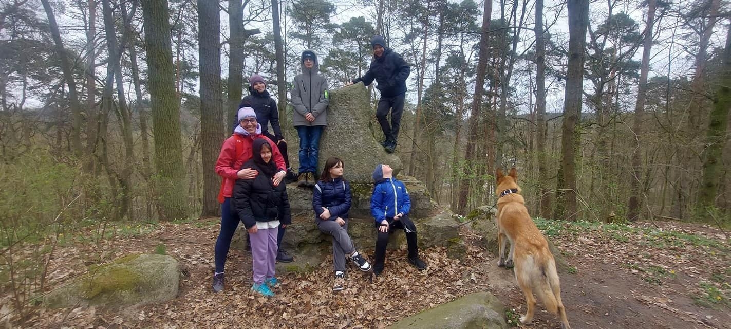 uczniowie pokonują trasę w lesie 