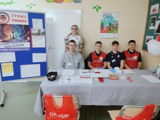 Uczniowie i nauczycielka