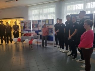 Uczniowie i nauczycielka