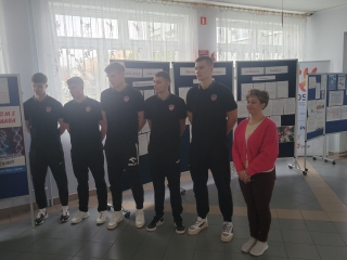 Uczniowie i nauczycielka