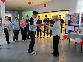 Uczniowie i Pani dyrektor