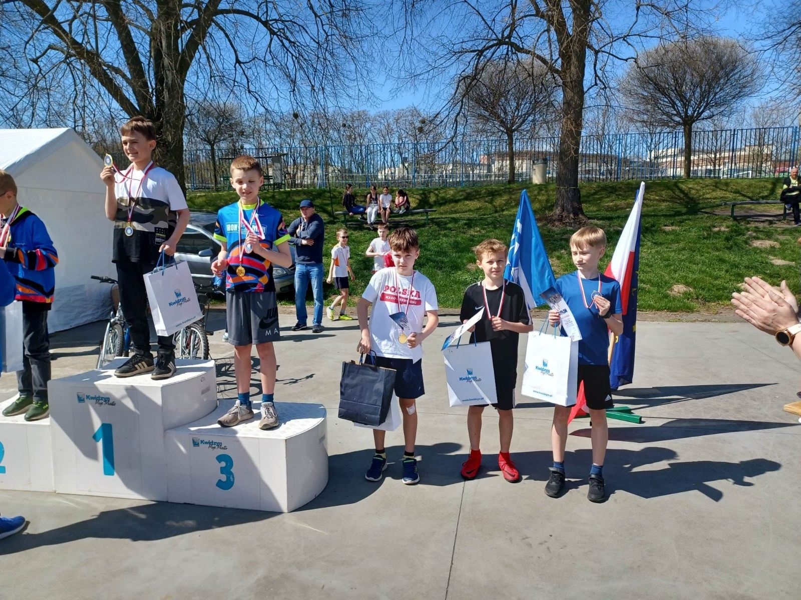 uczniowie na podium 