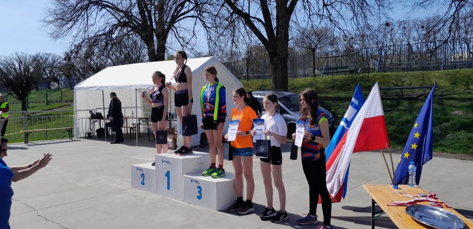 uczniowie na podium 