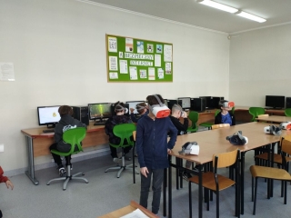 uczniowie z okularami VR