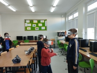 uczniowie z okularami VR