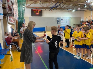 gratulacje z rąk Pani Dyrektor