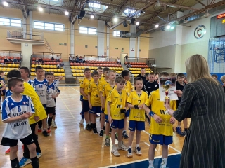 gratulacje z rąk Pani Dyrektor