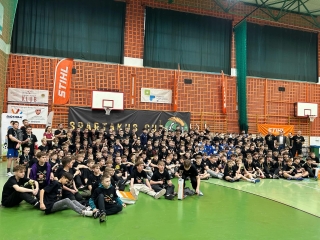 zawodnicy na płycie boiska