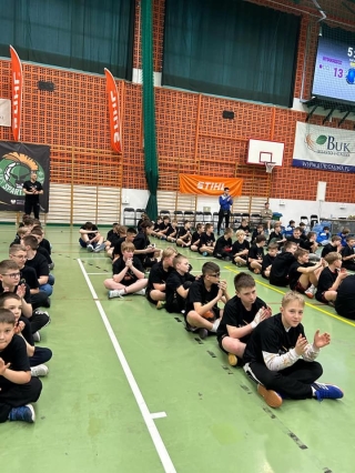 zawodnicy na płycie boiska