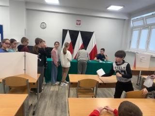 uczniowie podczas głosowania