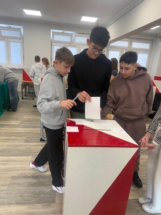 uczniowie podczas głosowania